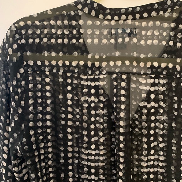 Button down v-neck blouse. Black with grey design - Picture 4 of 4